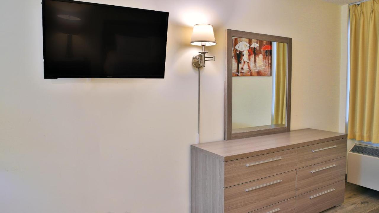 One Queen Bed with Jacuzzi