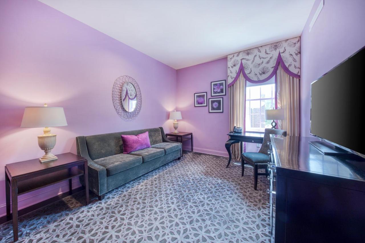 Deluxe Queen Suite