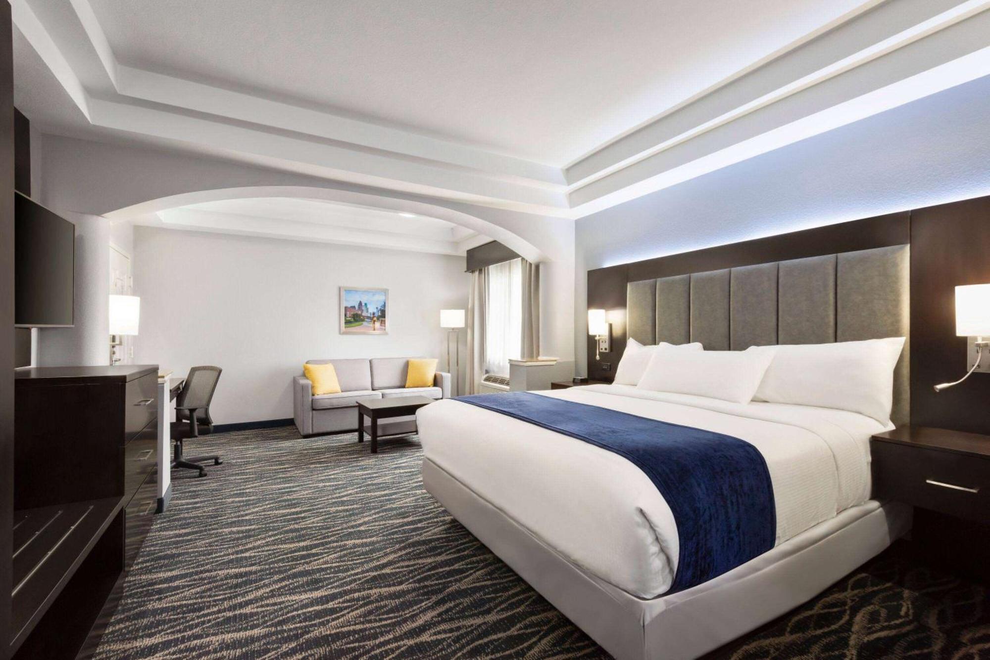 1 King Bed Suite with Full Kitchen - Non-Smoking