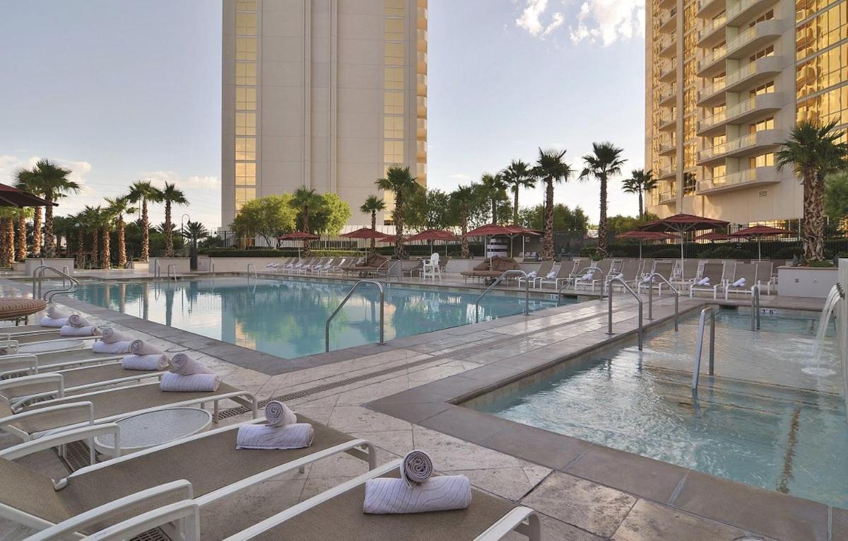 Elite Signature 2BR Suite with Balcony and Jetted Tub
