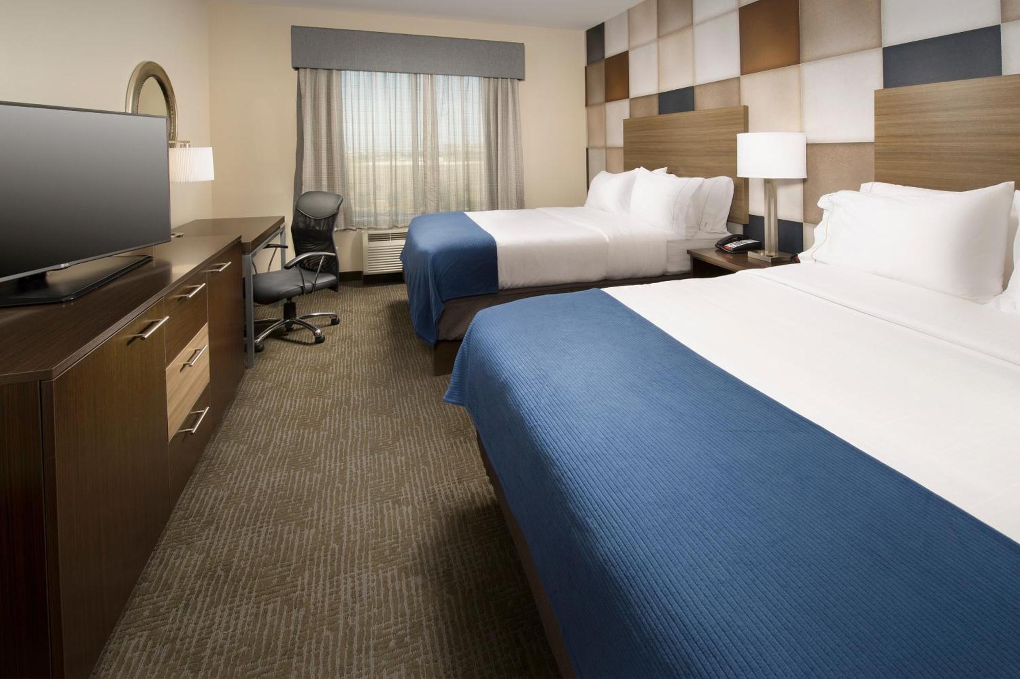 Queen Room Two Queen Beds Mobility Access Tub or Non-Smoking