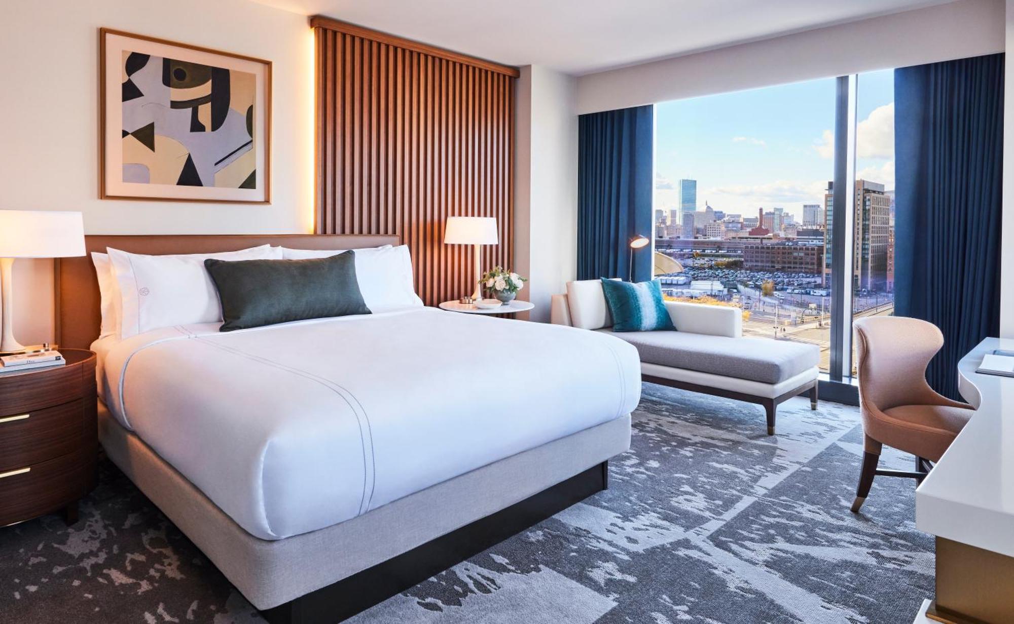 Accessible Patron Junior Suite with Roll-in shower 1 King Bed