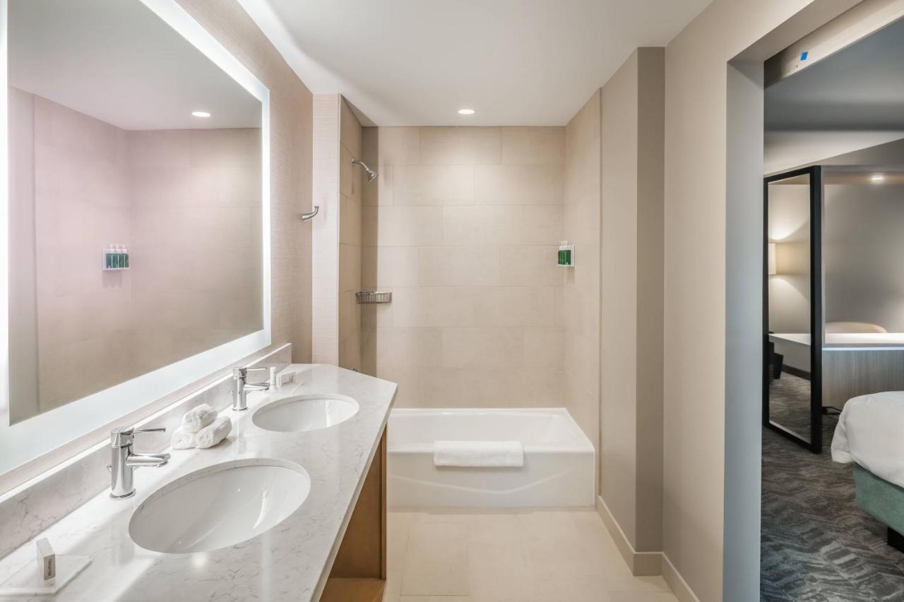 Larger Suite, 2 Queen, Sofa bed, City view, Balcony