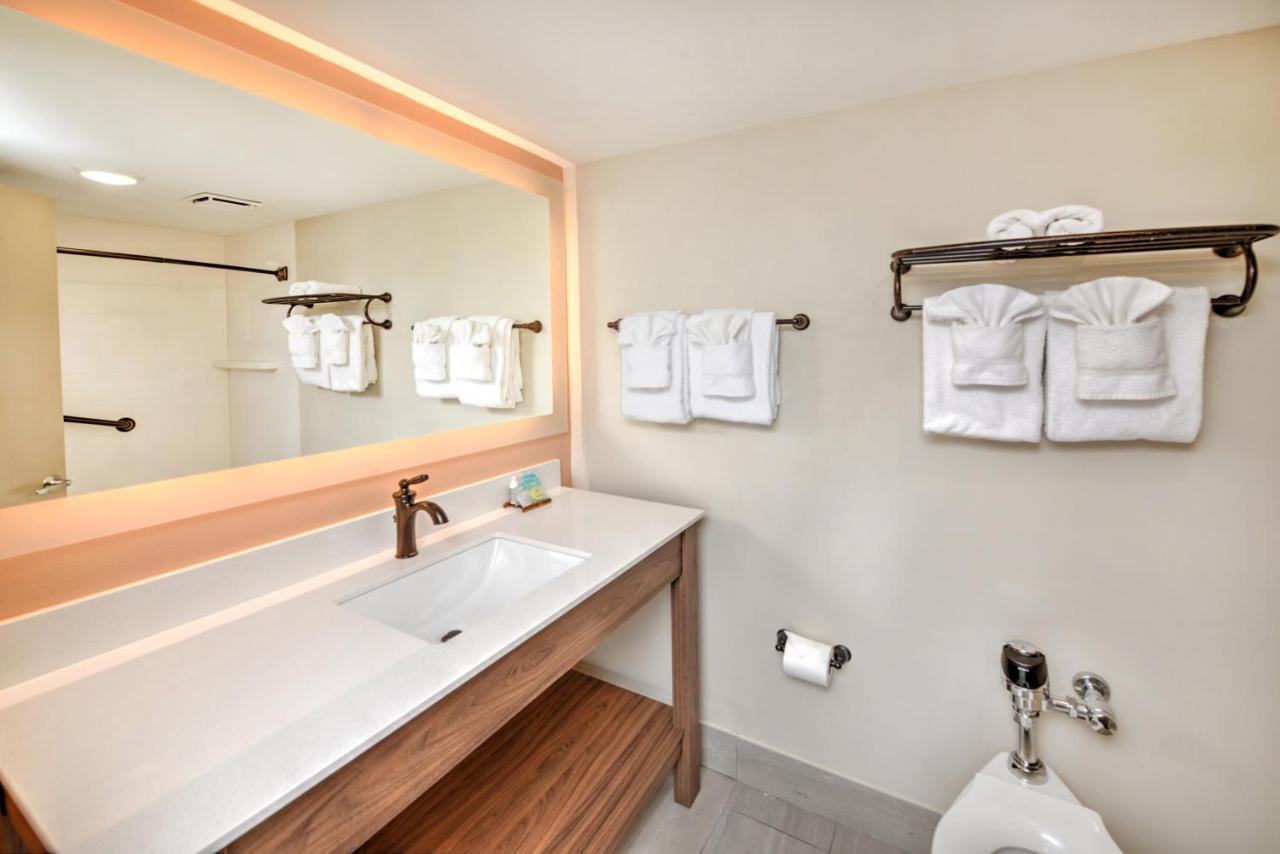 Queen Room with Two Queen Beds and Kitchen - Ocean View