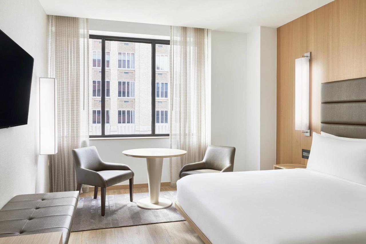 King Room with Roll-in Shower - Mobility Accessible