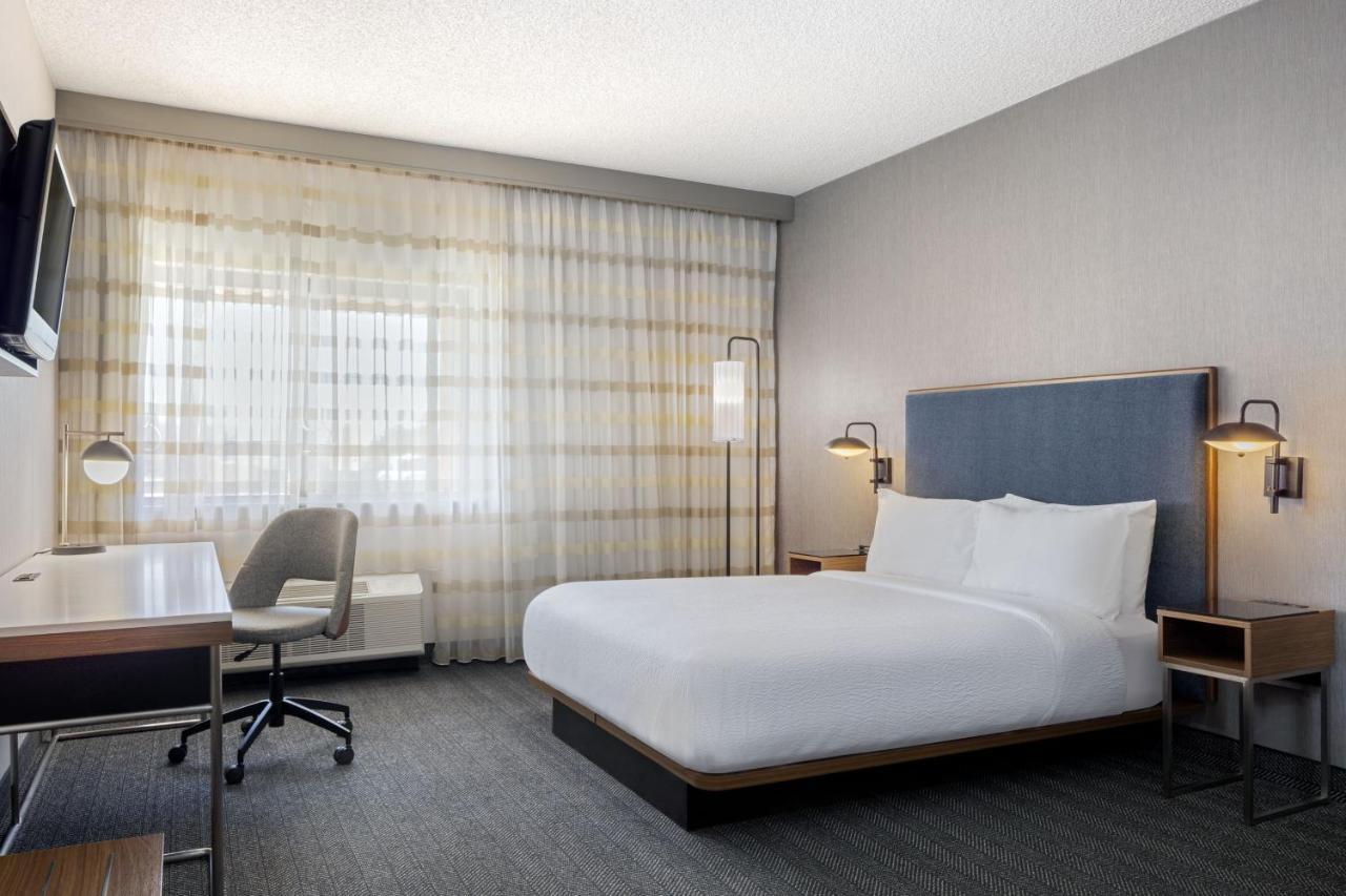 Queen Room with Roll-In Shower and Transfer Shower - Mobility Access/Hearing Accessible