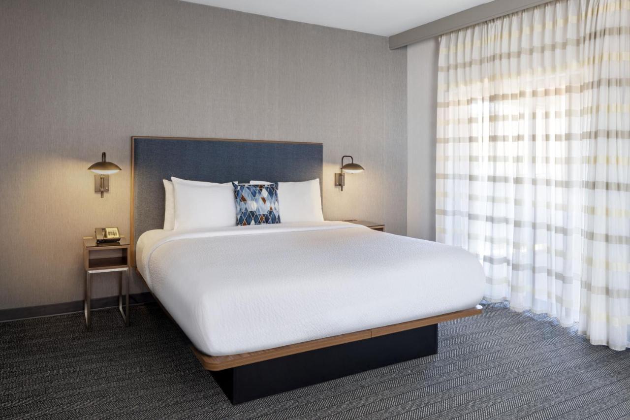 One-Bedroom Apartment with King Bed, Bathtub and Sofa Bed - Mobility Access/Hearing Accessible