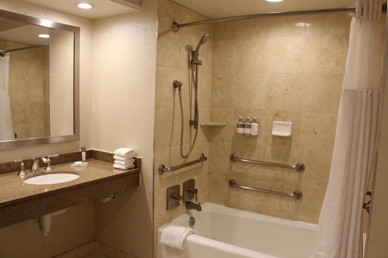 Queen Room with Two Queen Beds and Tub - Mobility Accessible