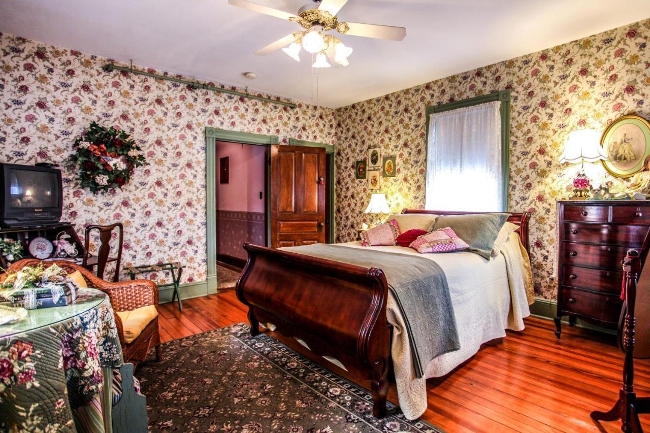 Deluxe Queen Room Tub or Shower Porch