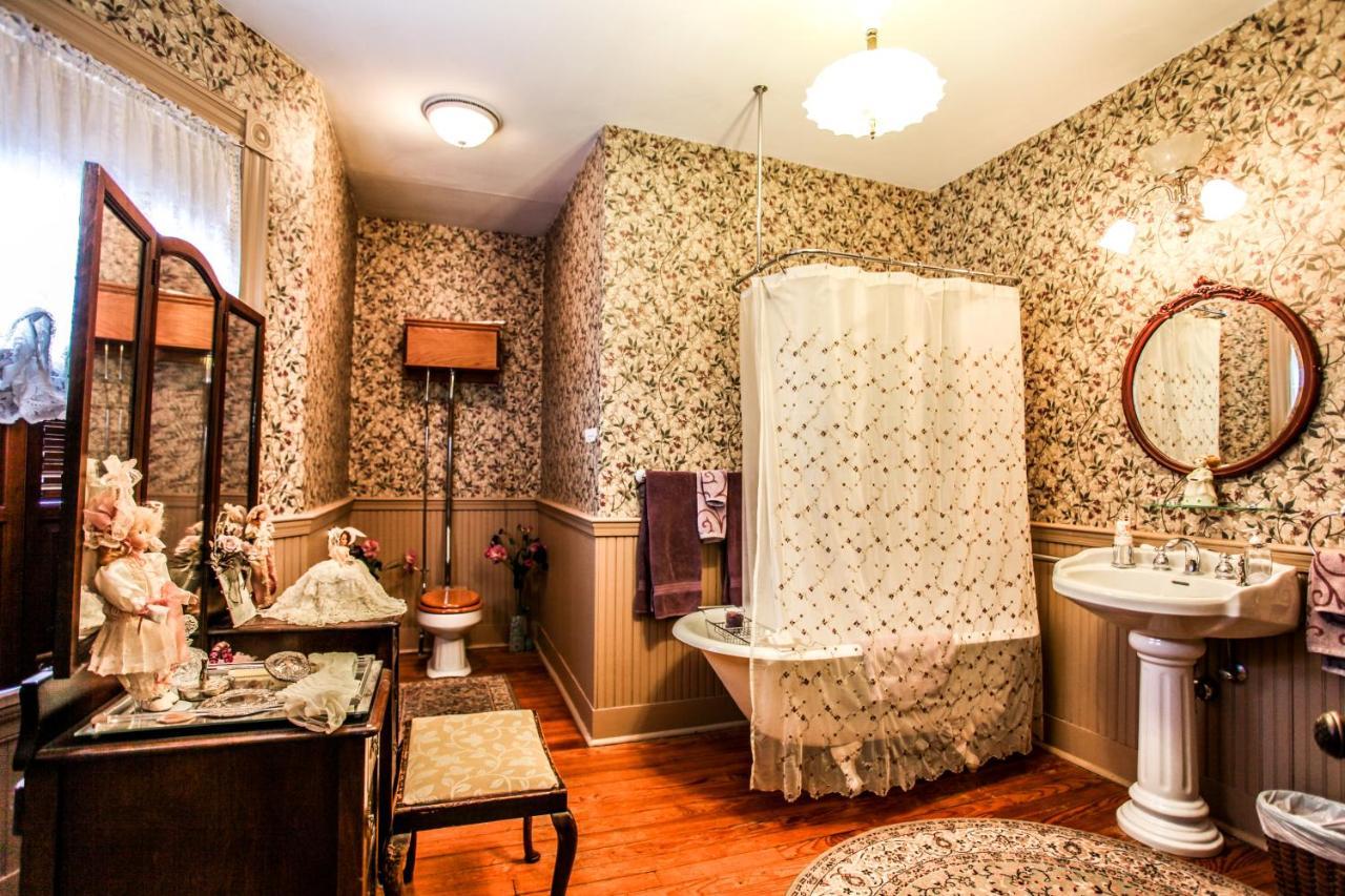 Deluxe King Room Tub or Shower