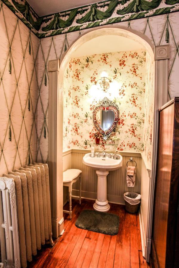 Deluxe King Room Shower