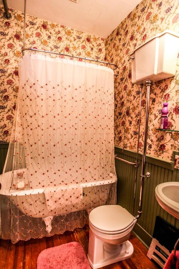 Deluxe Queen Room Tub or Shower Porch
