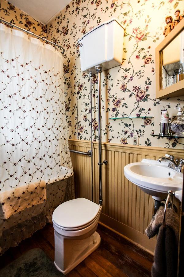Deluxe Queen Room Tub or Shower
