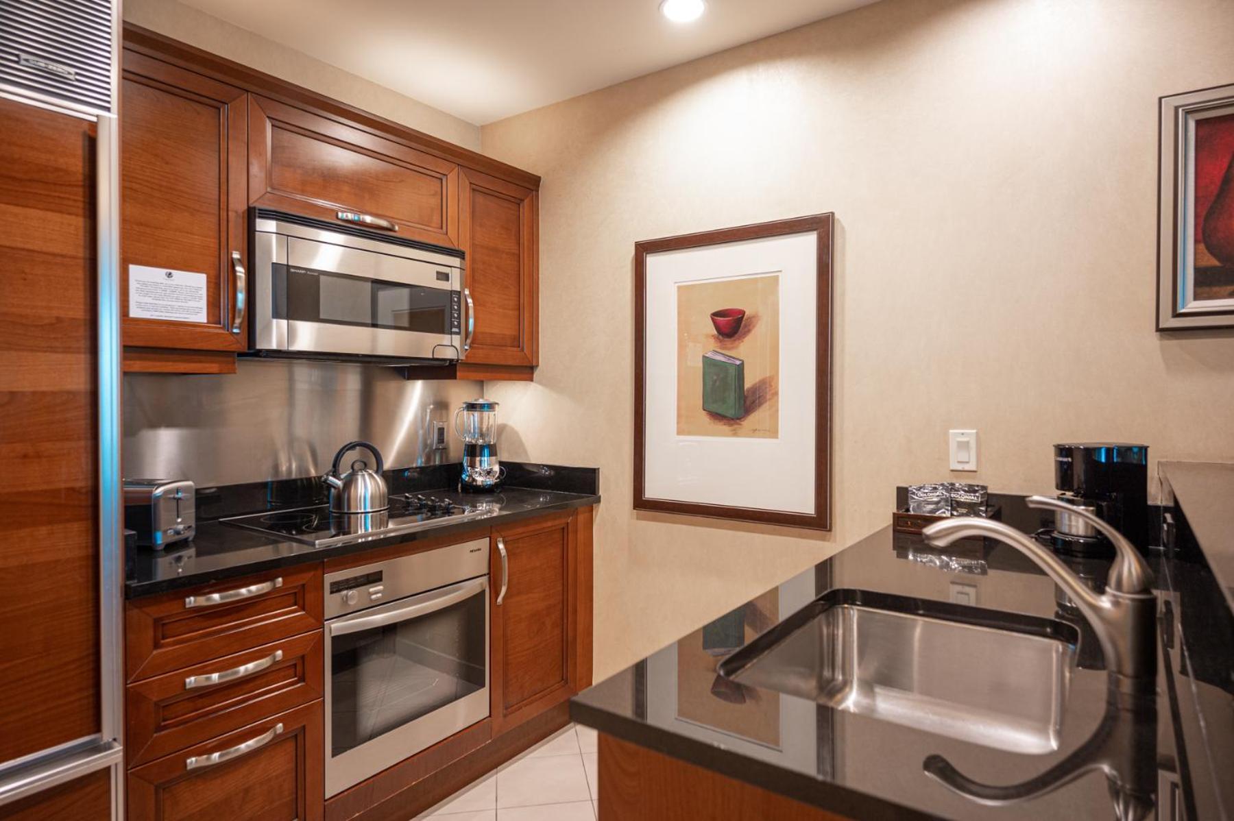 1BR Elite Penthouse Suite Strip View with Balcony