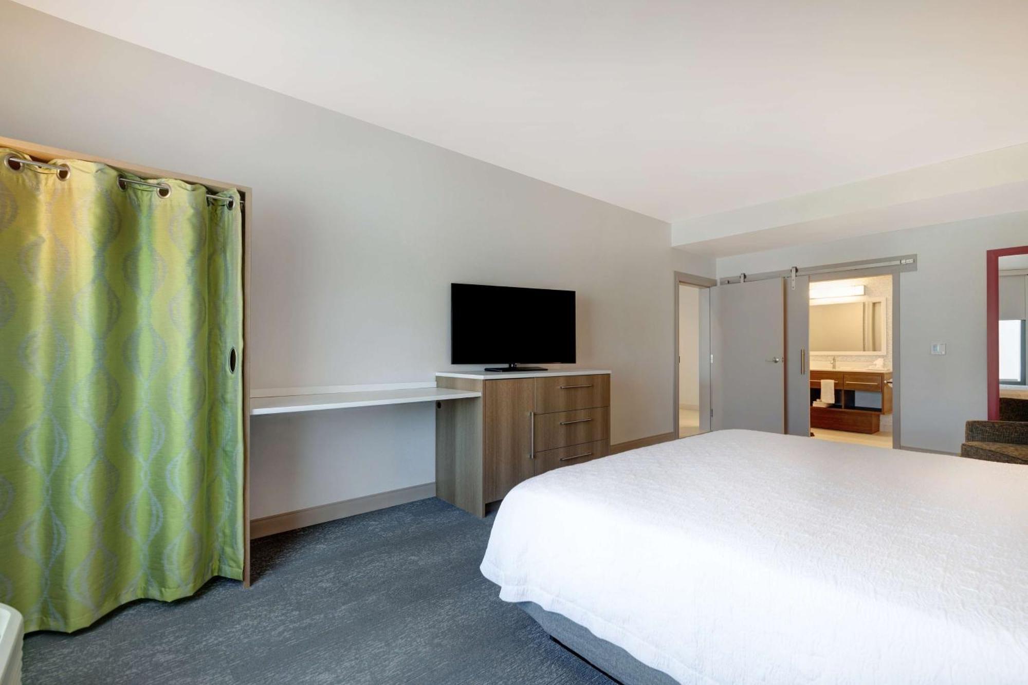 One-Bedroom King Suite - Non-Smoking