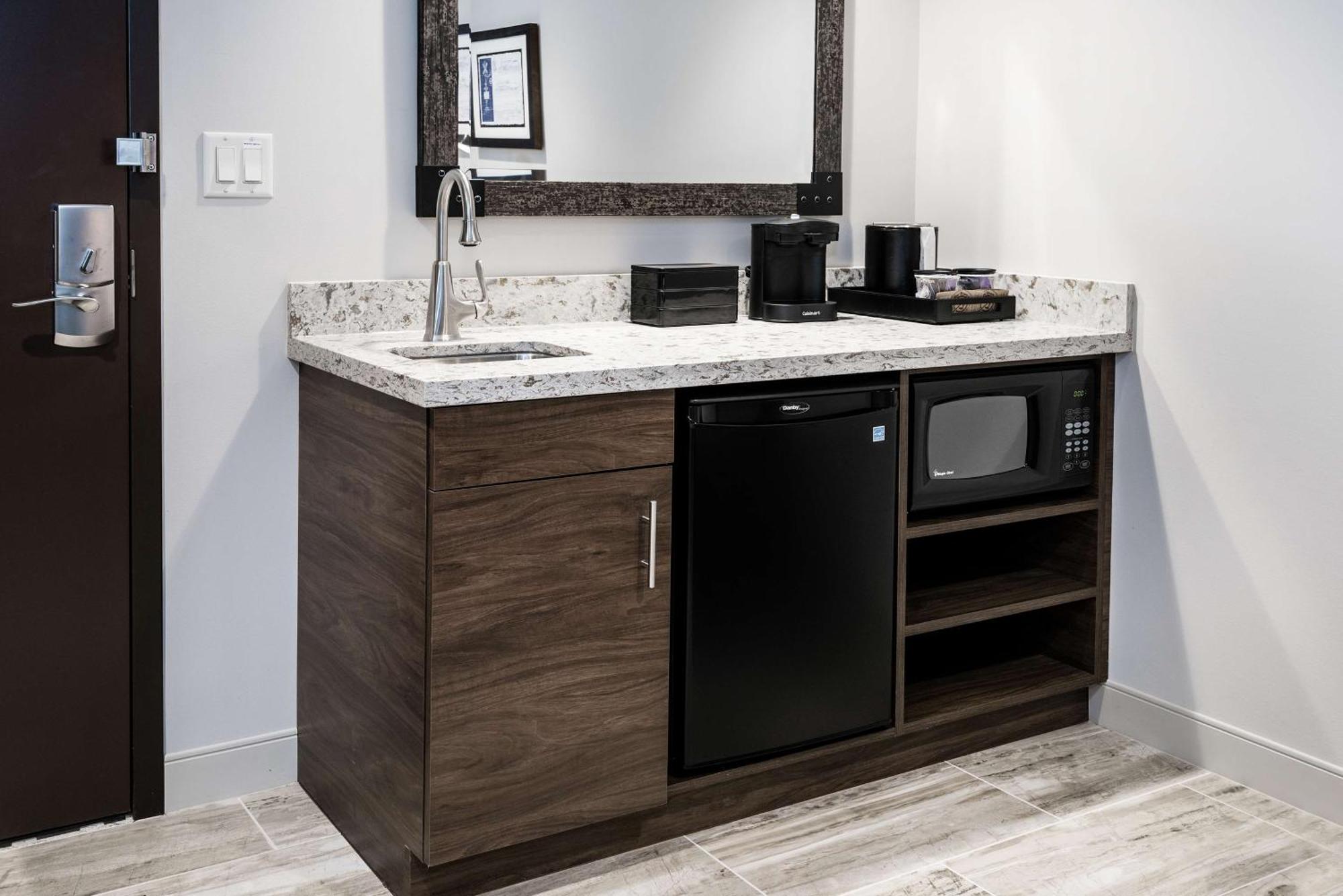 King Suite - Mobility Accessible with Tub