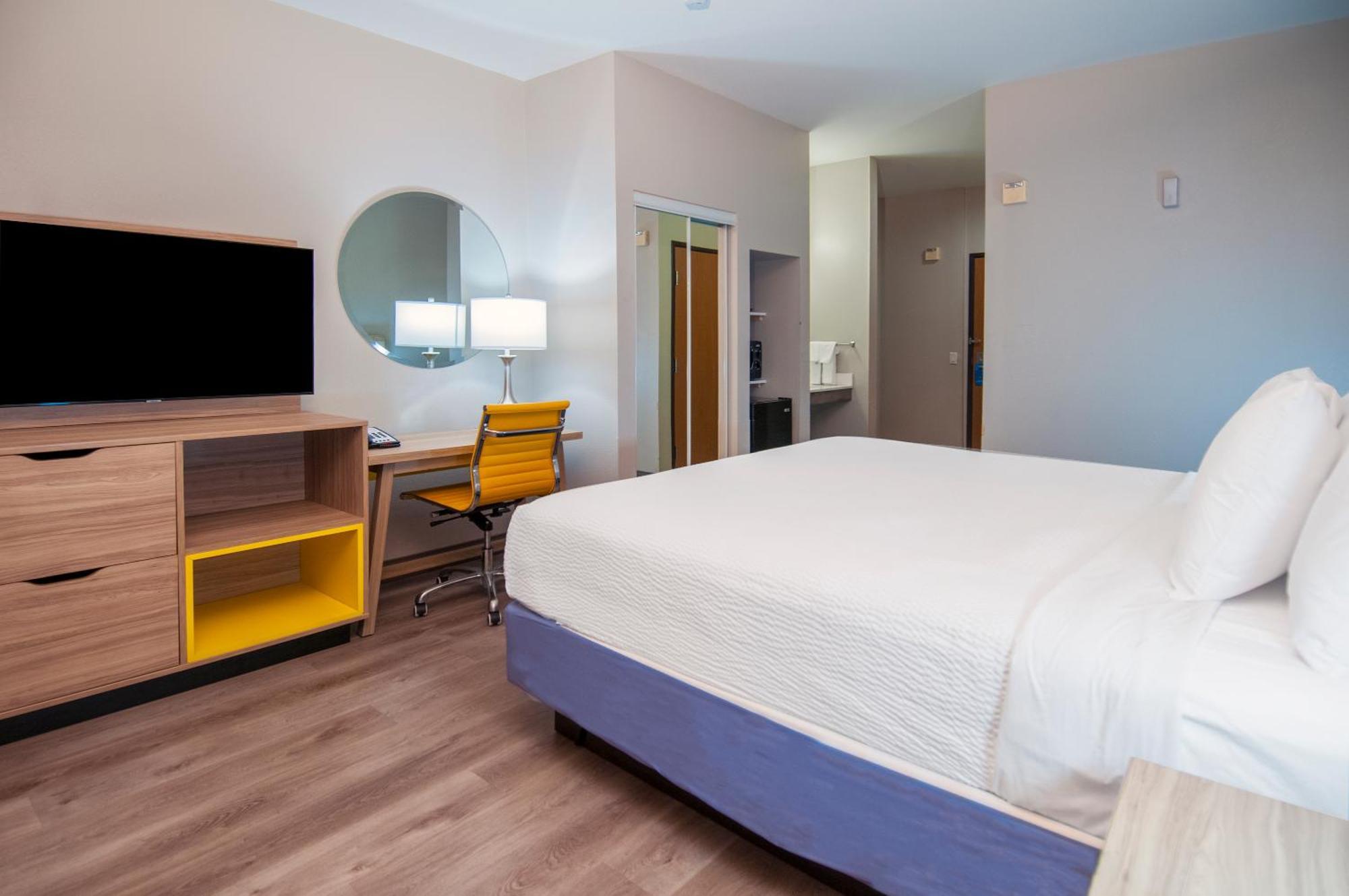 King Room with Bath Tub - Mobility Accessible/Non-Smoking