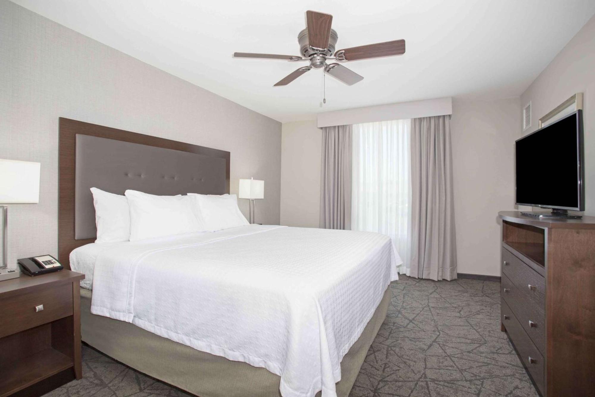 One-Bedroom King Suite - Non-Smoking