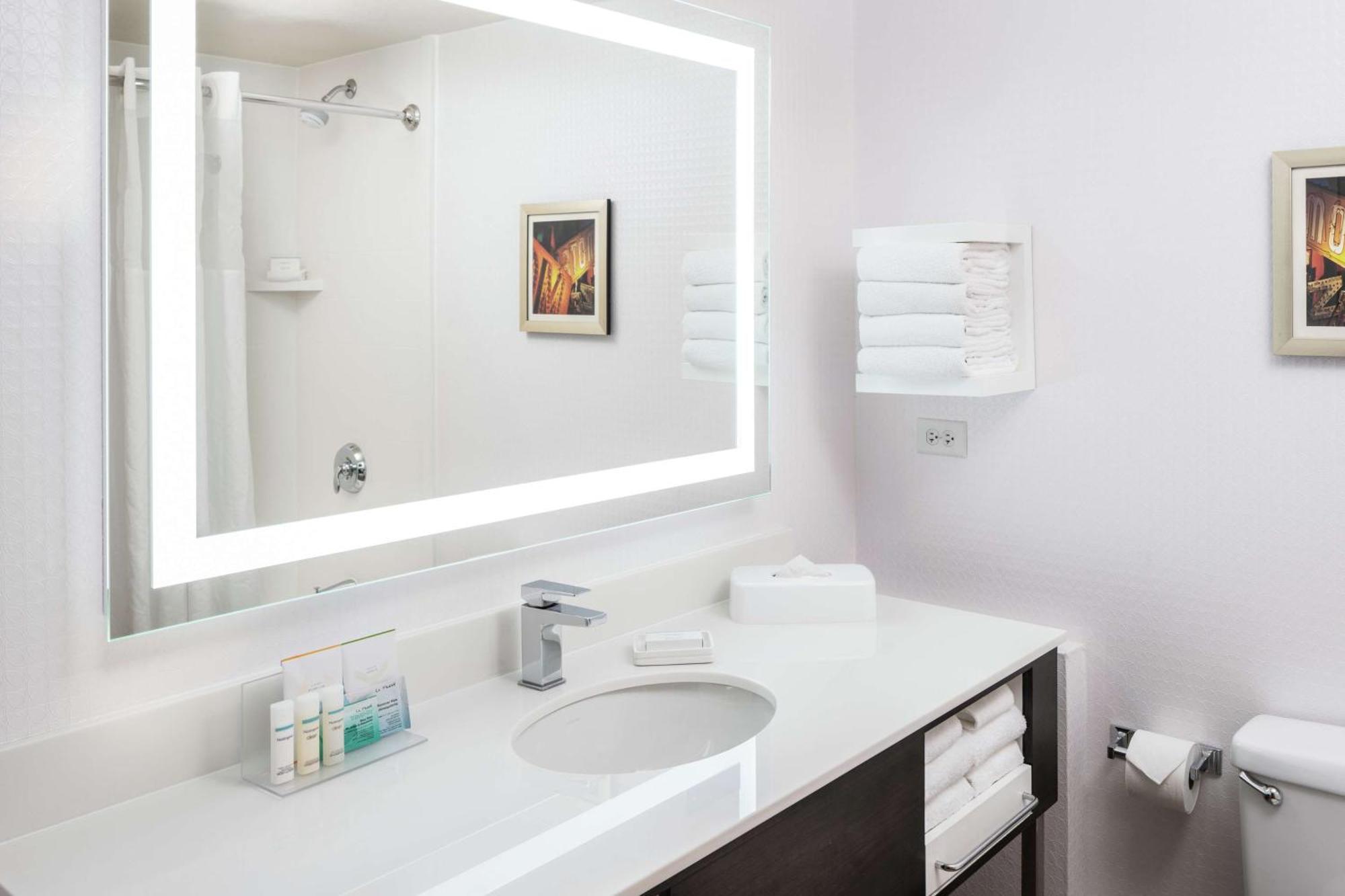 King Room with Shower - Non-Smoking