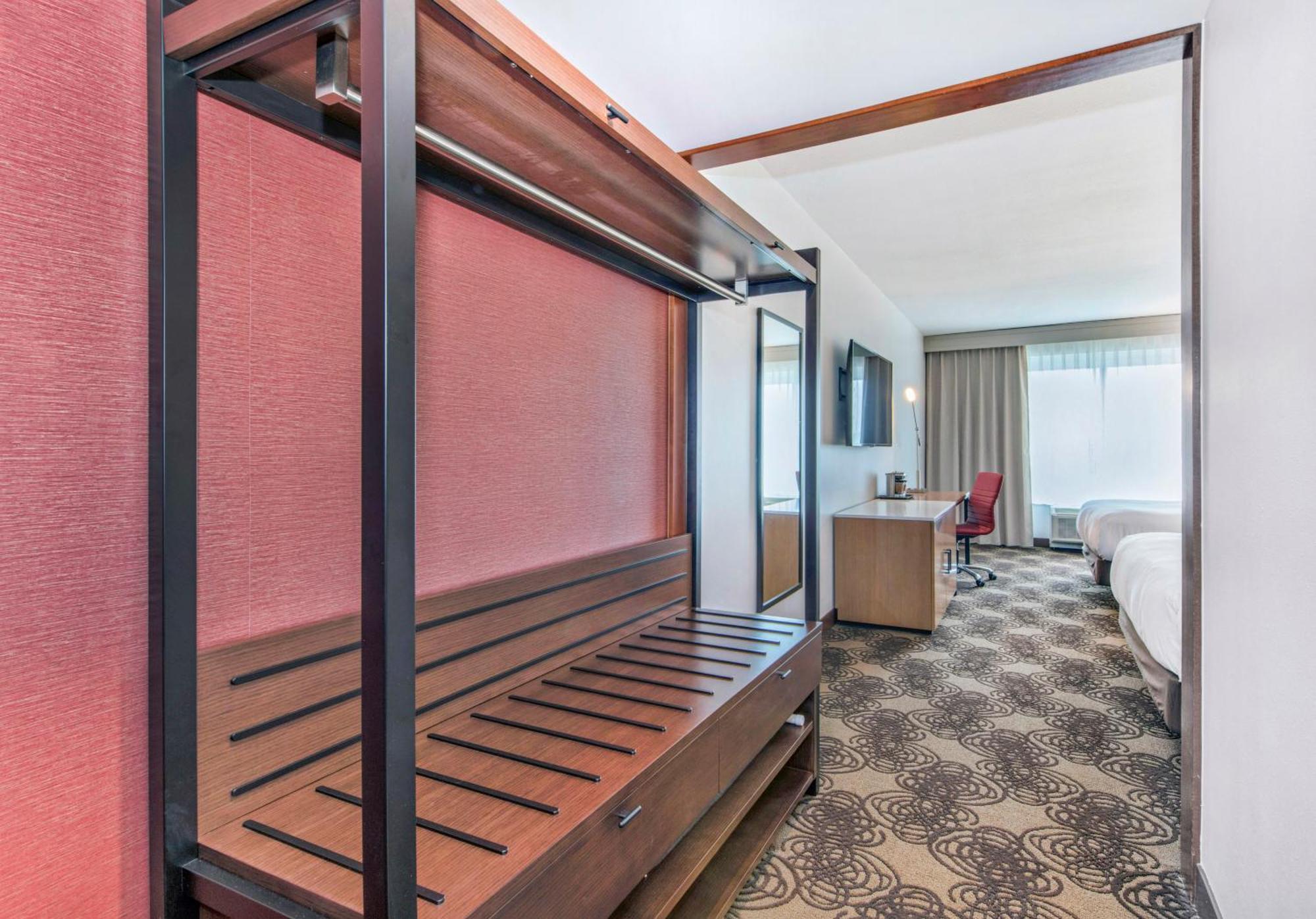 King Room Accessible Tub Mobility Hearing Access or Non-Smoking