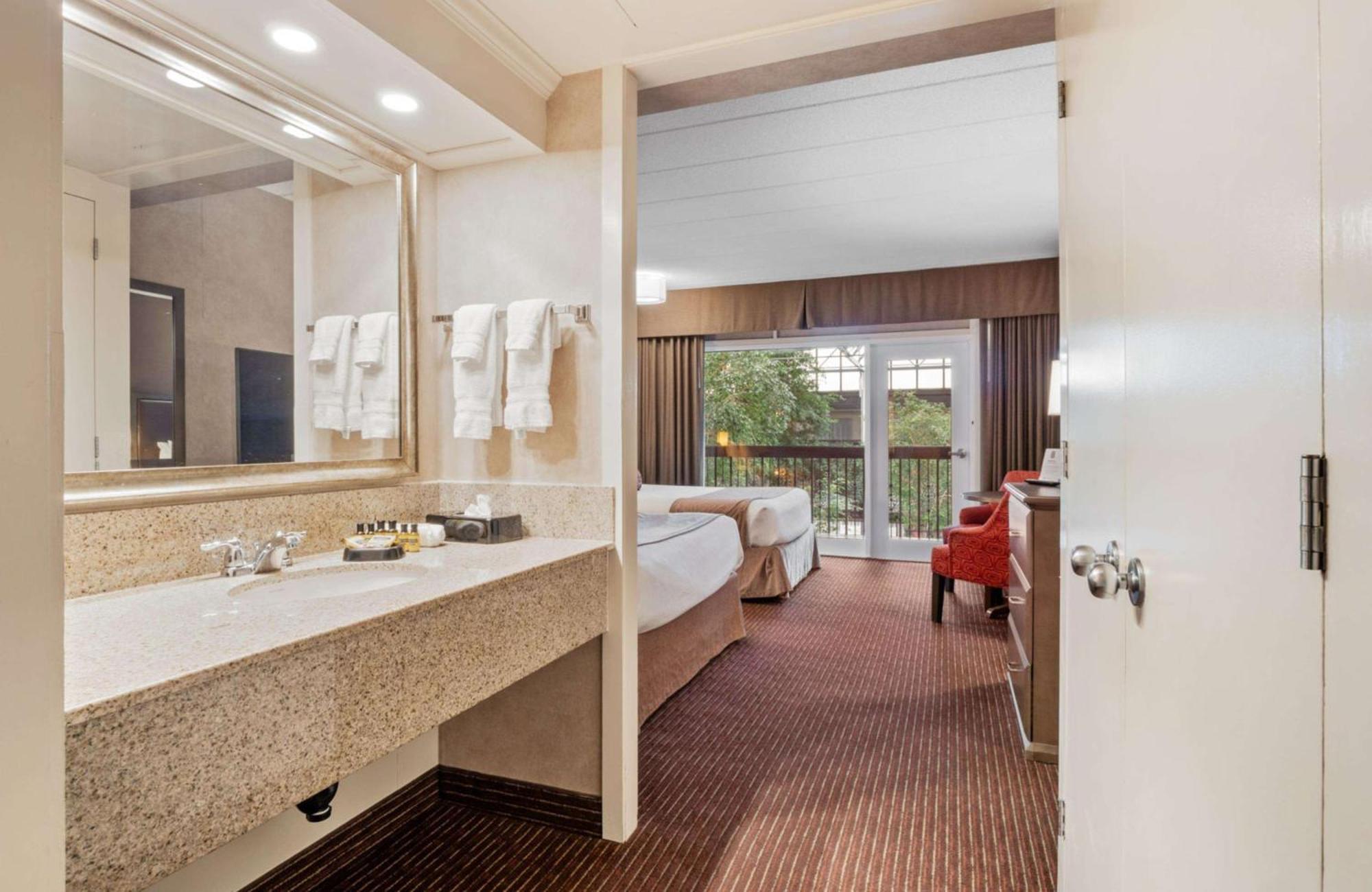 Queen Room with Two Queen Beds with Courtyard View