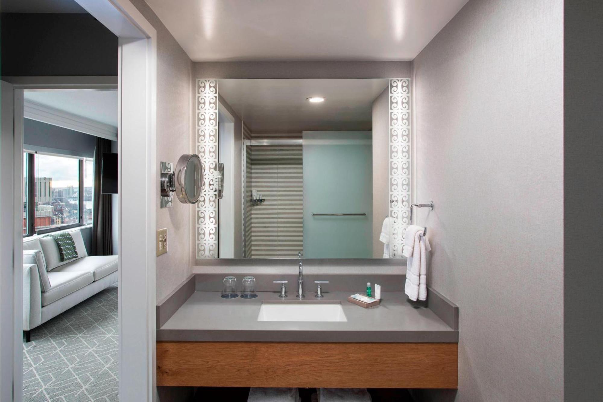 1 Bedroom Executive Suite, 1 King, City view, Corner room