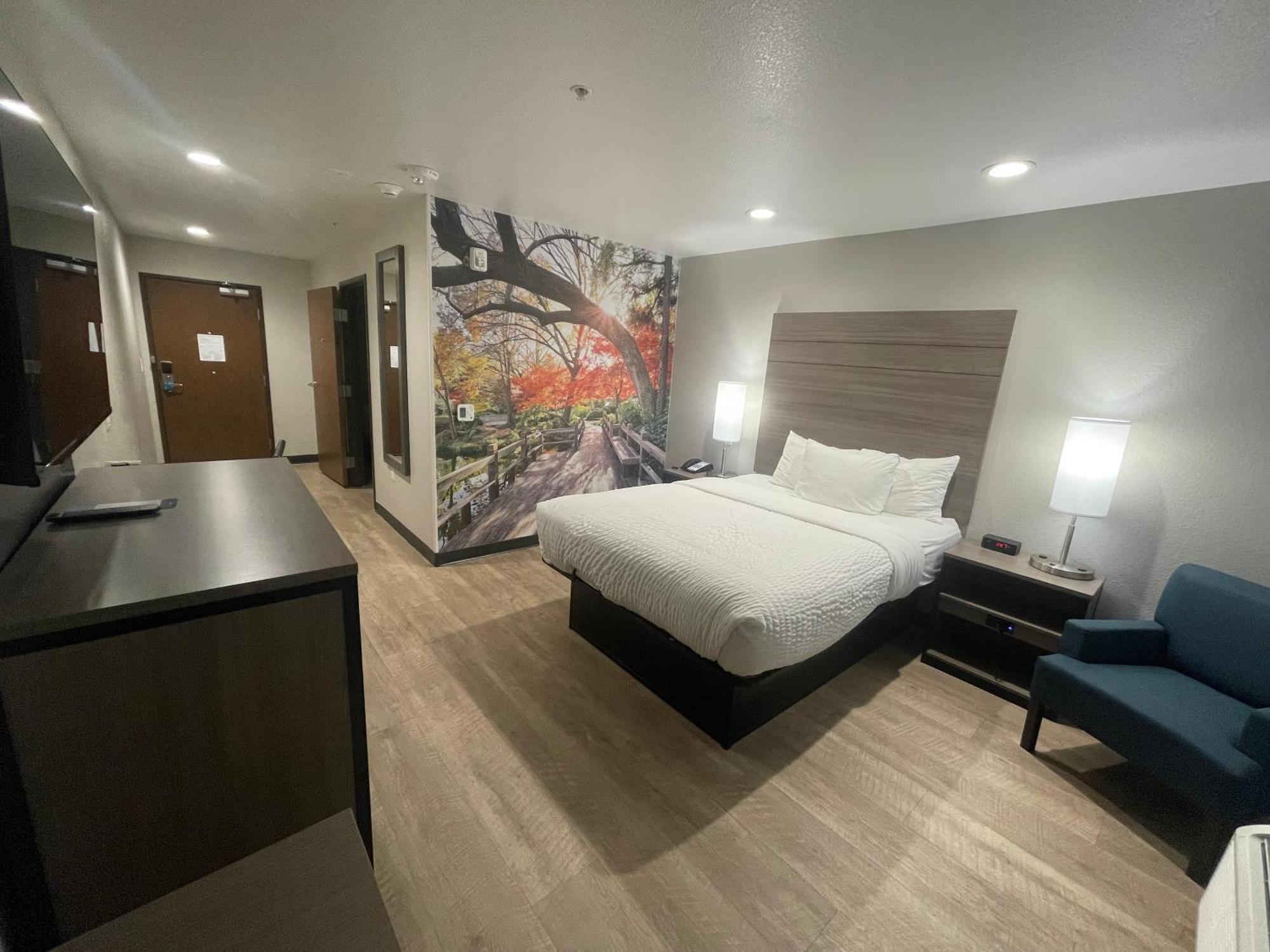 Queen Room with Roll-In Shower - Disability Access/Non Smoking/Interior Hall
