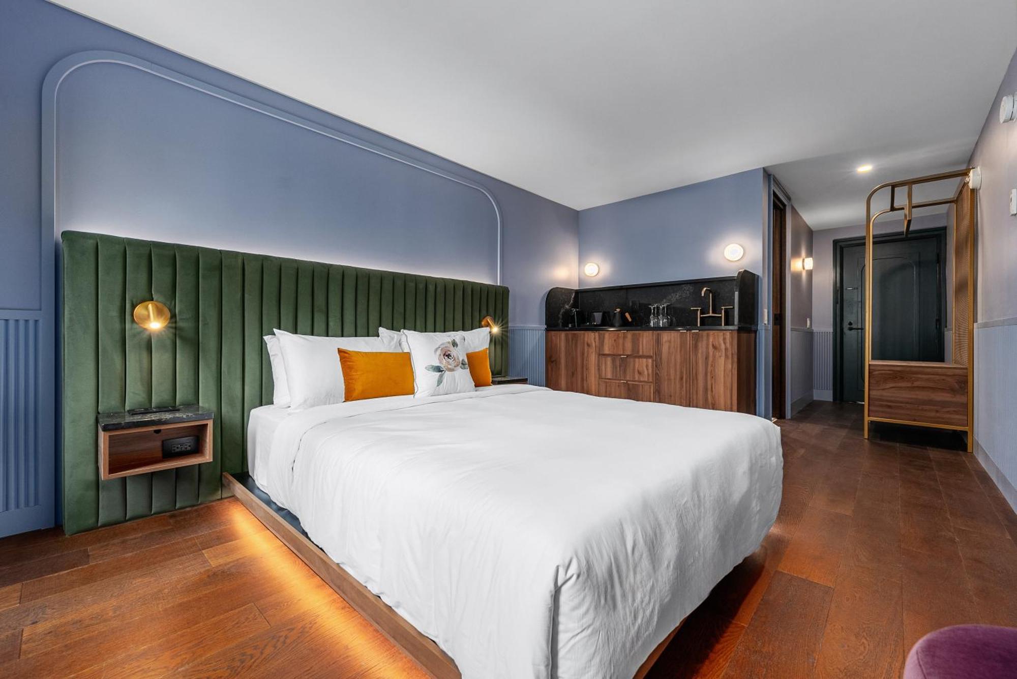 Deluxe Queen Room