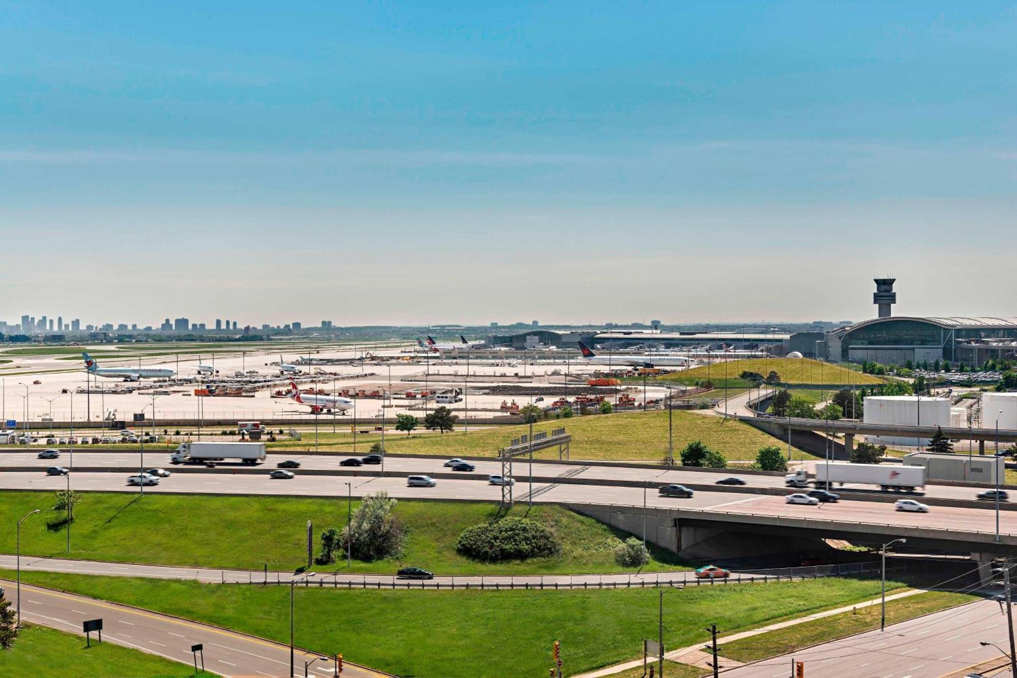 Deluxe, Larger Guest room, 1 King, Airport view