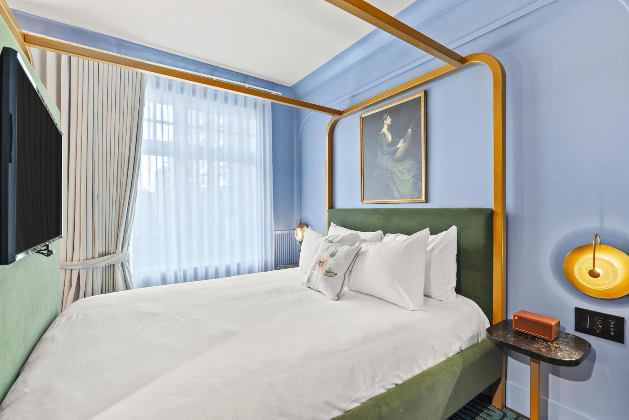 Deluxe Queen Room