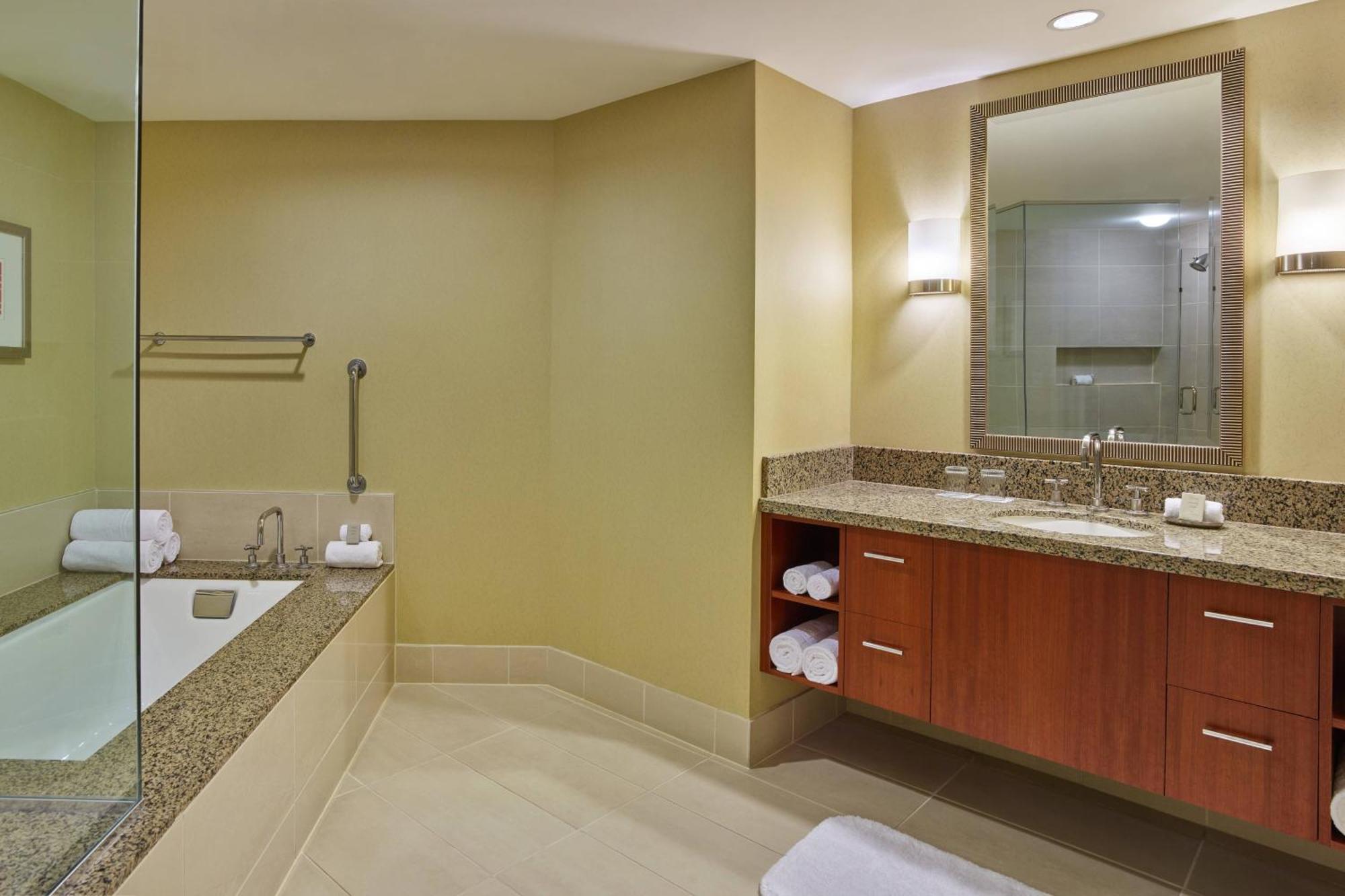 Deluxe 1 Bedroom Suite 1 King Las Vegas Strip view,1643157943:JPEG