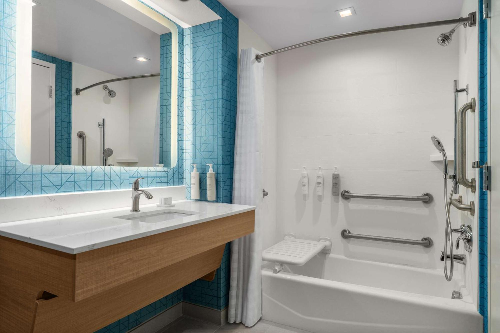 Efficiency King Suite with Bath Tub