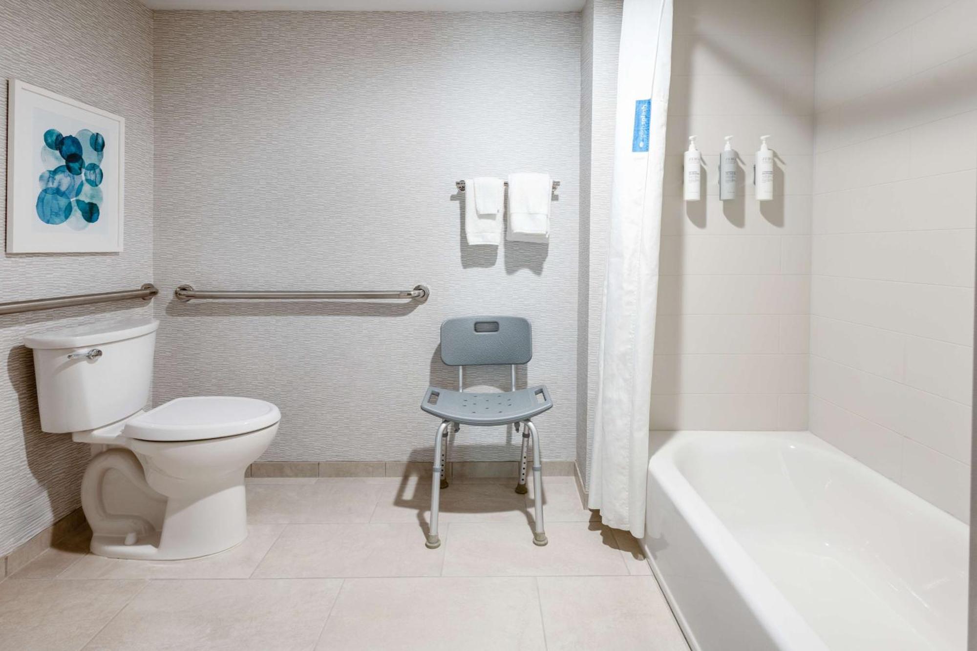 Queen Suite Mobility or Hearing Accessible Tub Non-Smoking