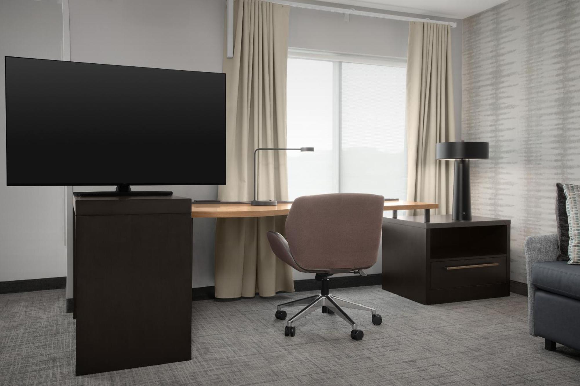 King Studio with Sofa Bed and Roll-In Shower - Mobility Accessible