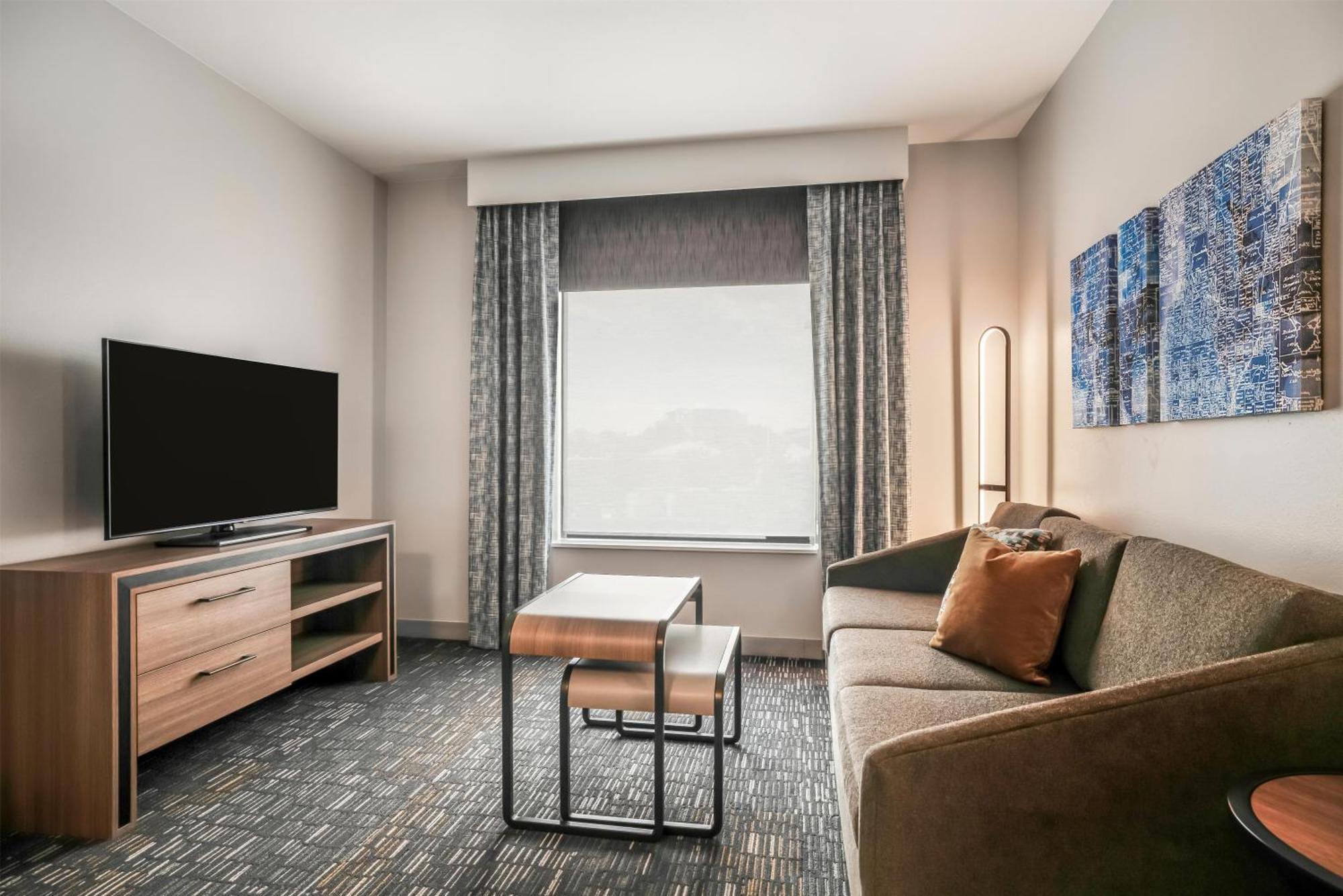 One-Bedroom King Suite - Non-Smoking