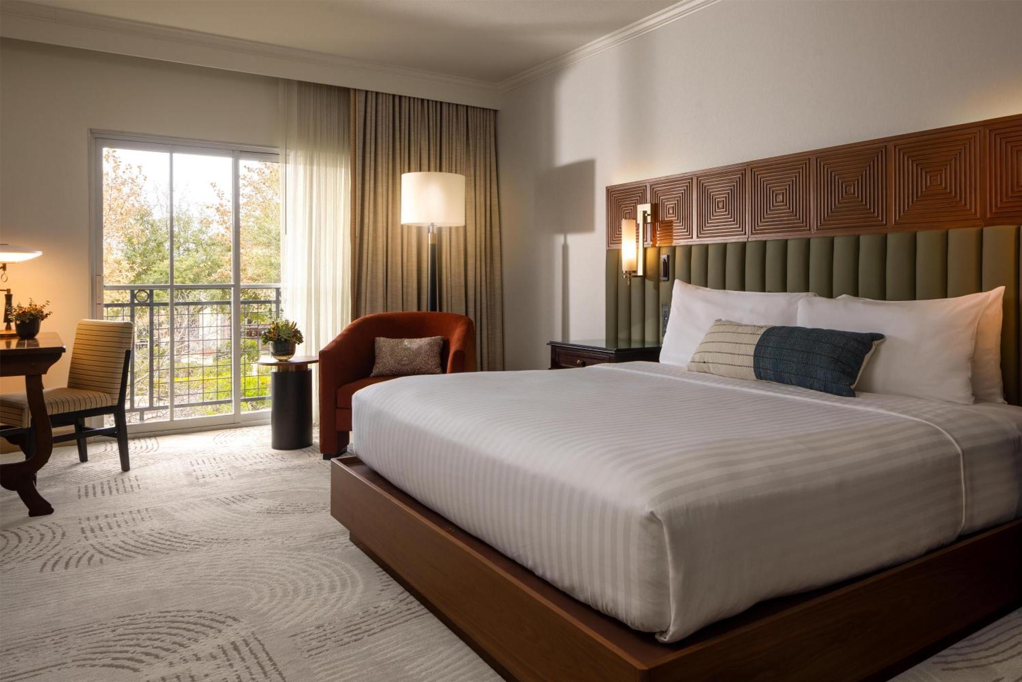 Deluxe King Room with City View