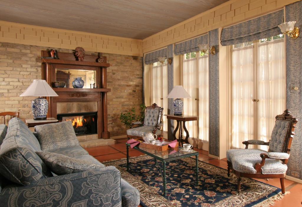 Queen Suite with Spa Bath - Pancoast Carriage House