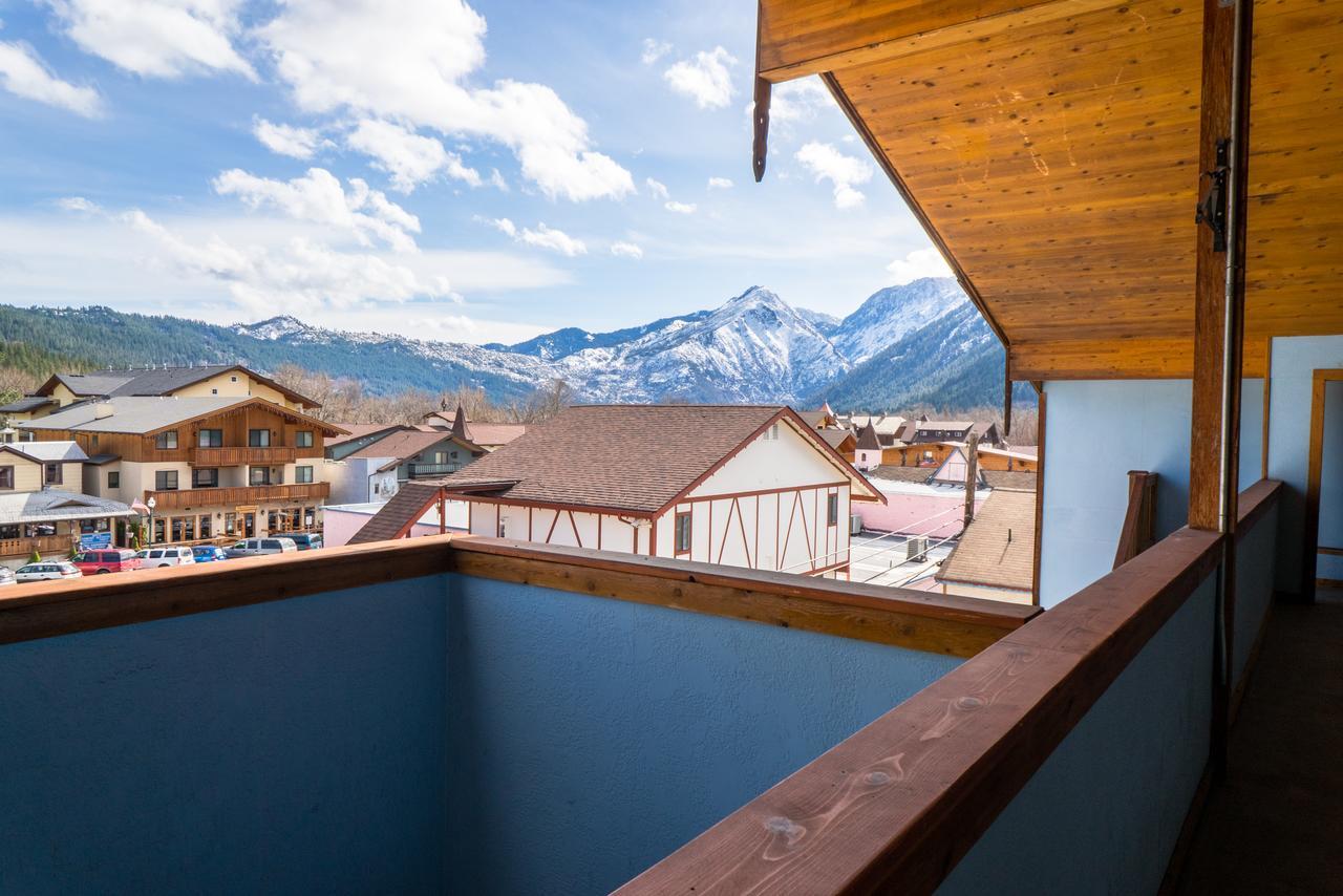 Dream Suites 2 1 Bedroom Balcony located behind the Inn on Front Street