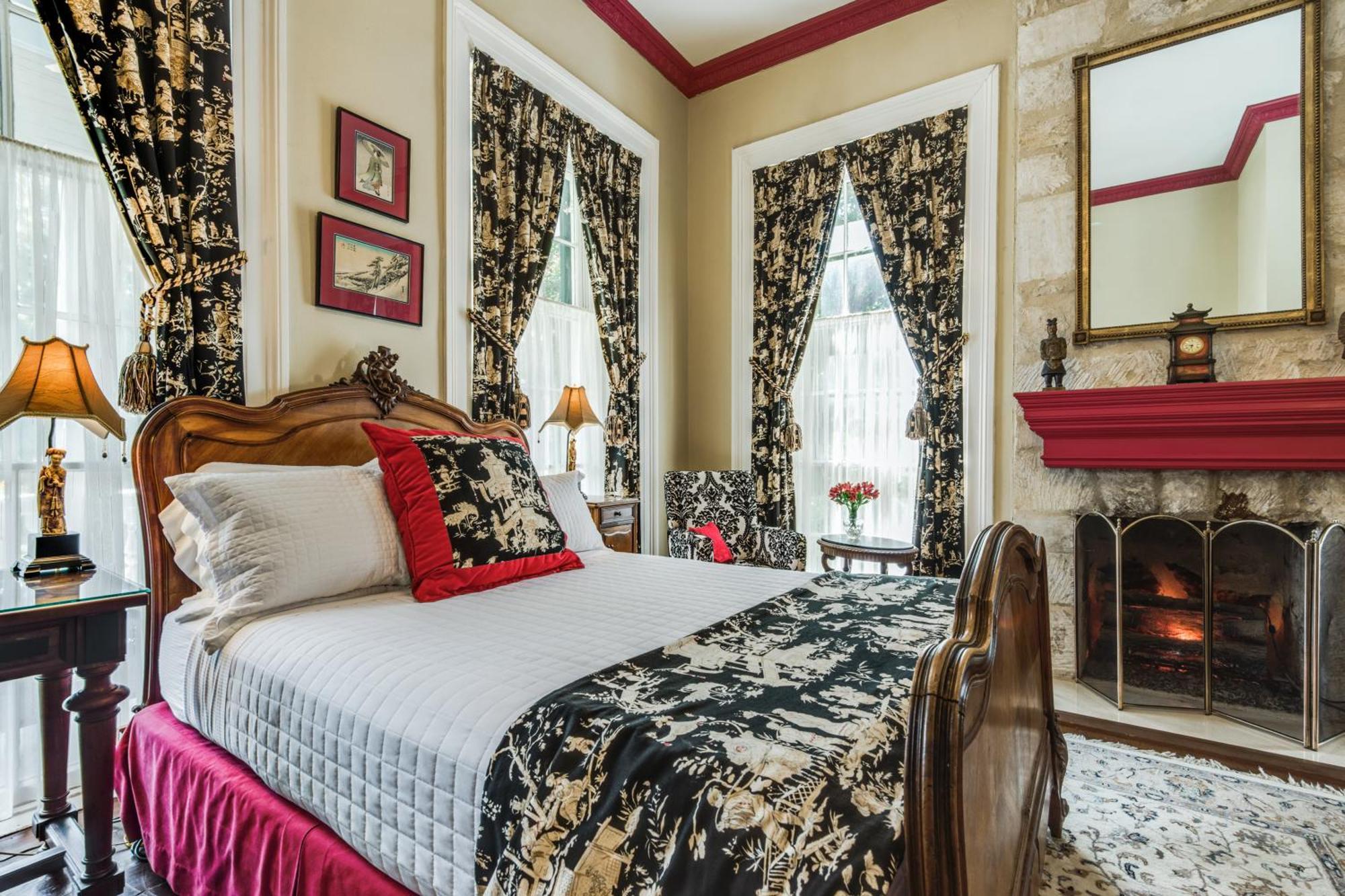Deluxe Queen Room - Oge House on the Riverwalk