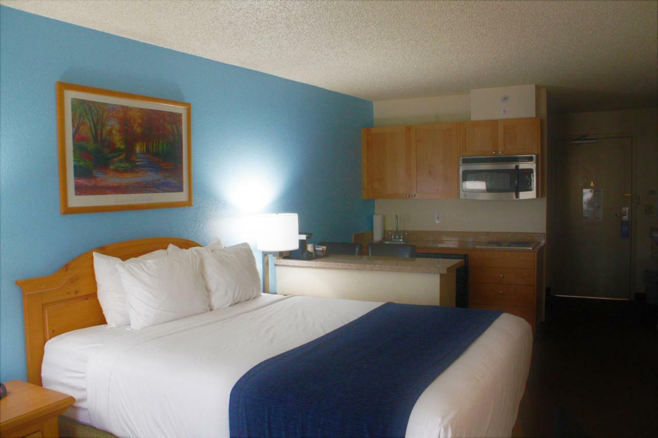 Queen Studio Suite River View Non-Smoking