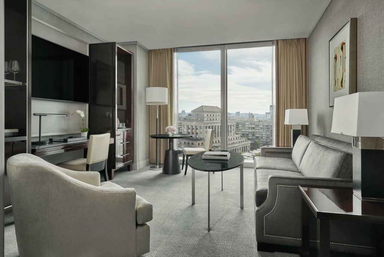 Executive Suite,940845505:JPEG