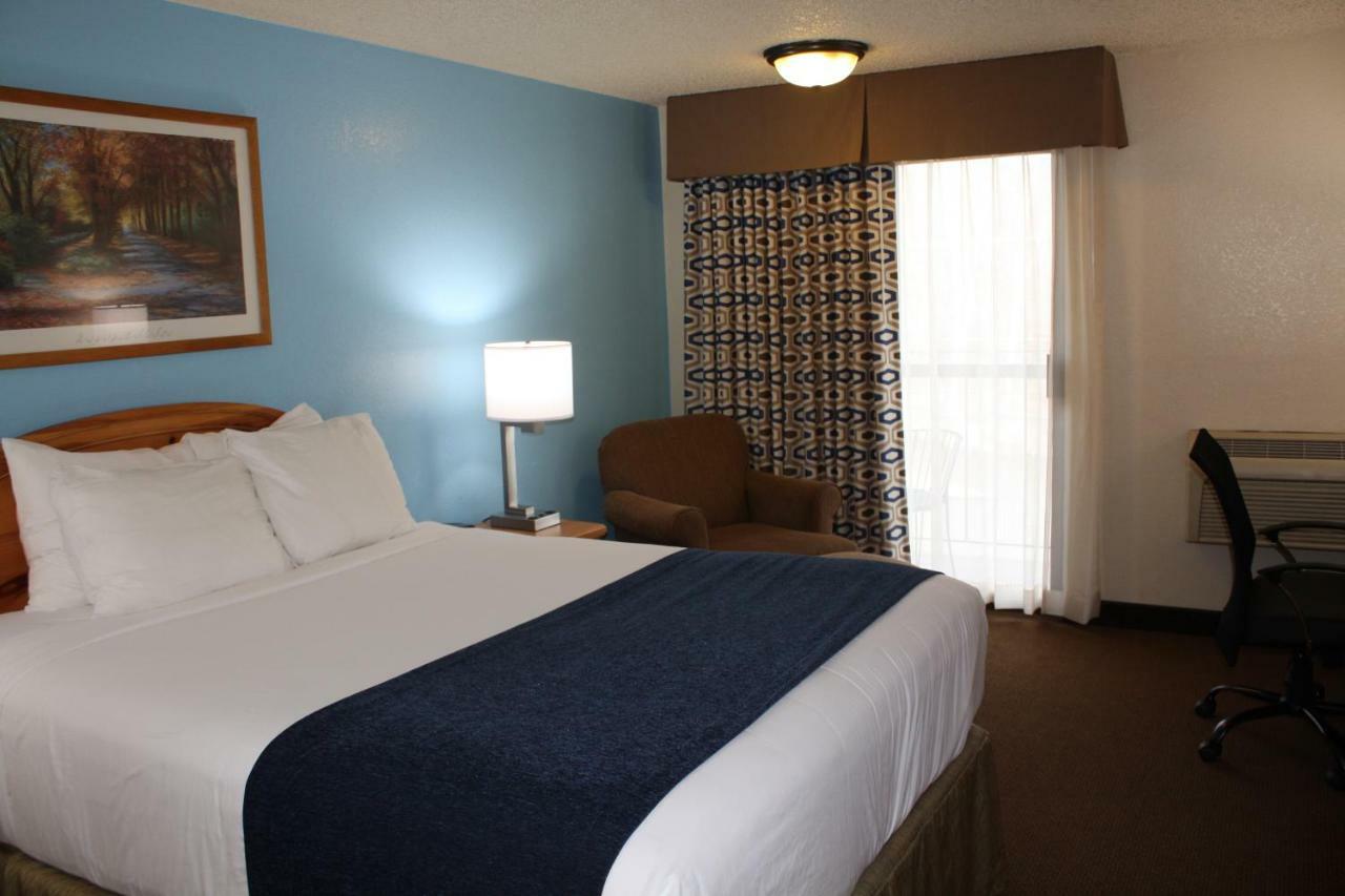 Queen Room River View Non-Smoking