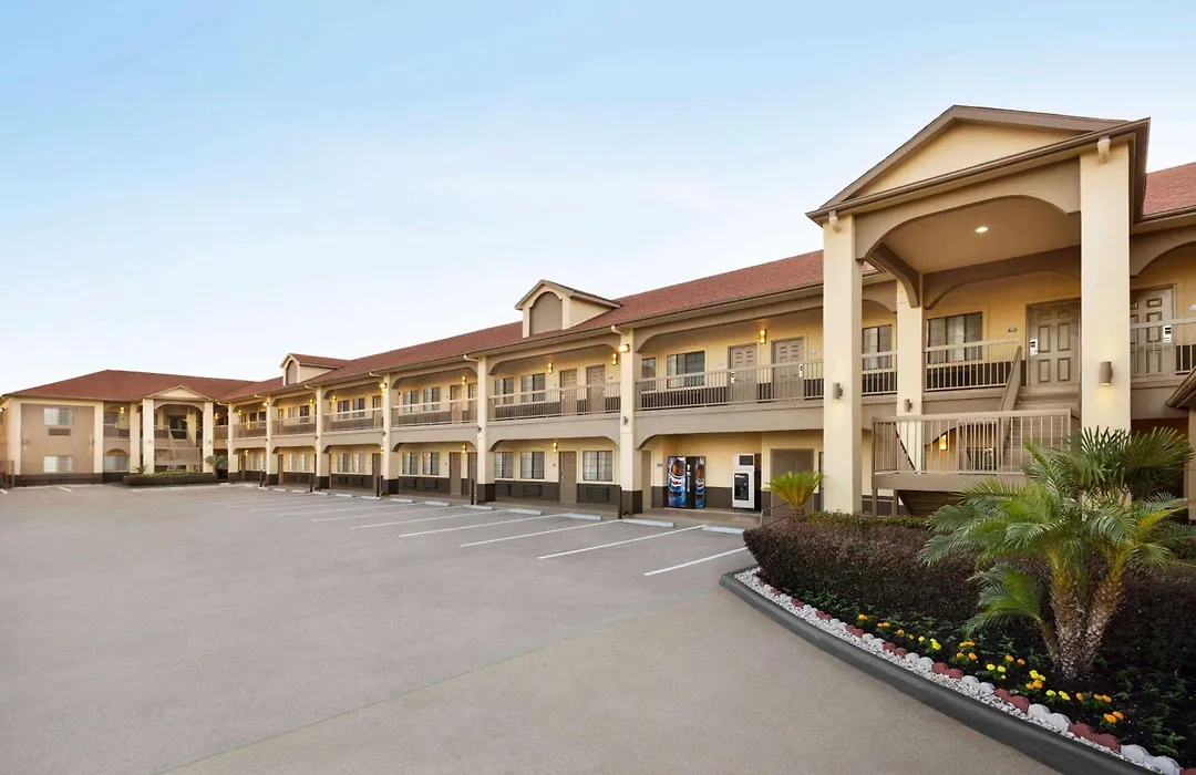 Days Inn & Suites By Wyndham Houston Hobby Airport-1
