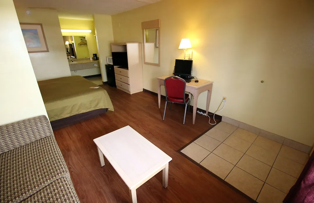 Econo Lodge Inn & Suites Maingate Central-1